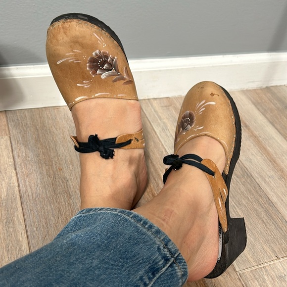 Painted Floral Leather Front Tie Clogs w black sole size 40 US 9 - Picture 1 of 17